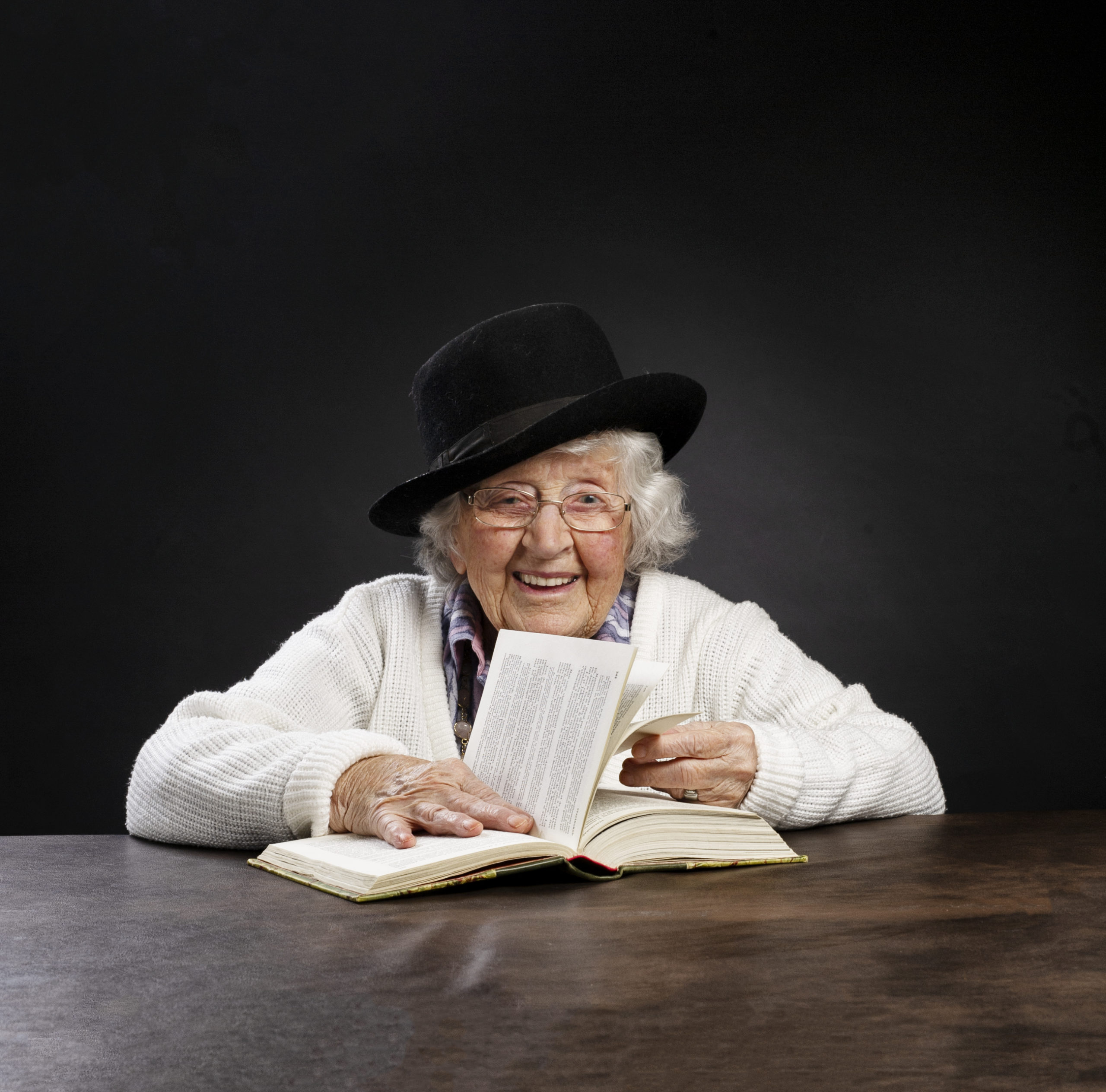 résidente souriante qui lit un livre